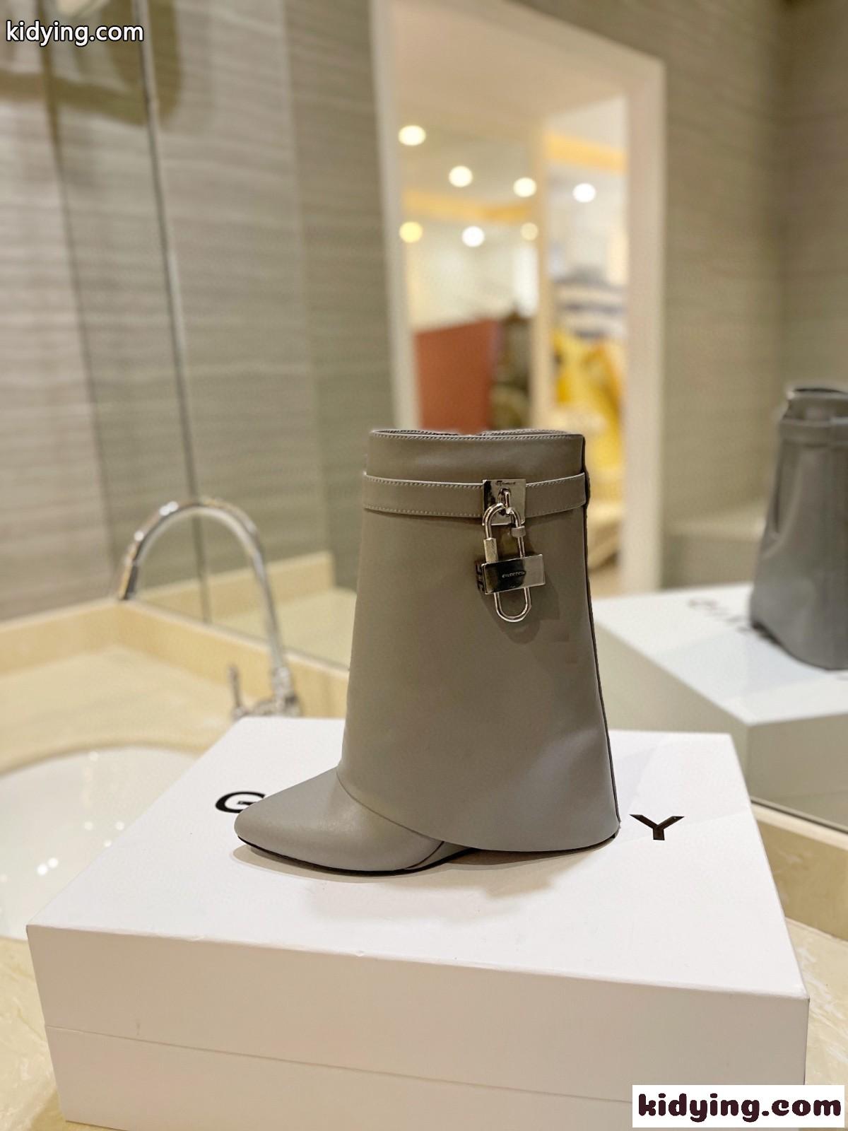 大人気 シャークロック アンクルブーツ レザー ジバンシィ ブーツ スーパーコピー グレー-1