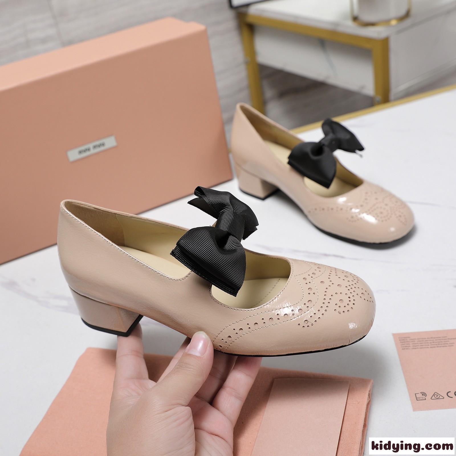 リボン付 パテントレザー パンプス ミュウミュウ パンプス コピー ベージュ-3