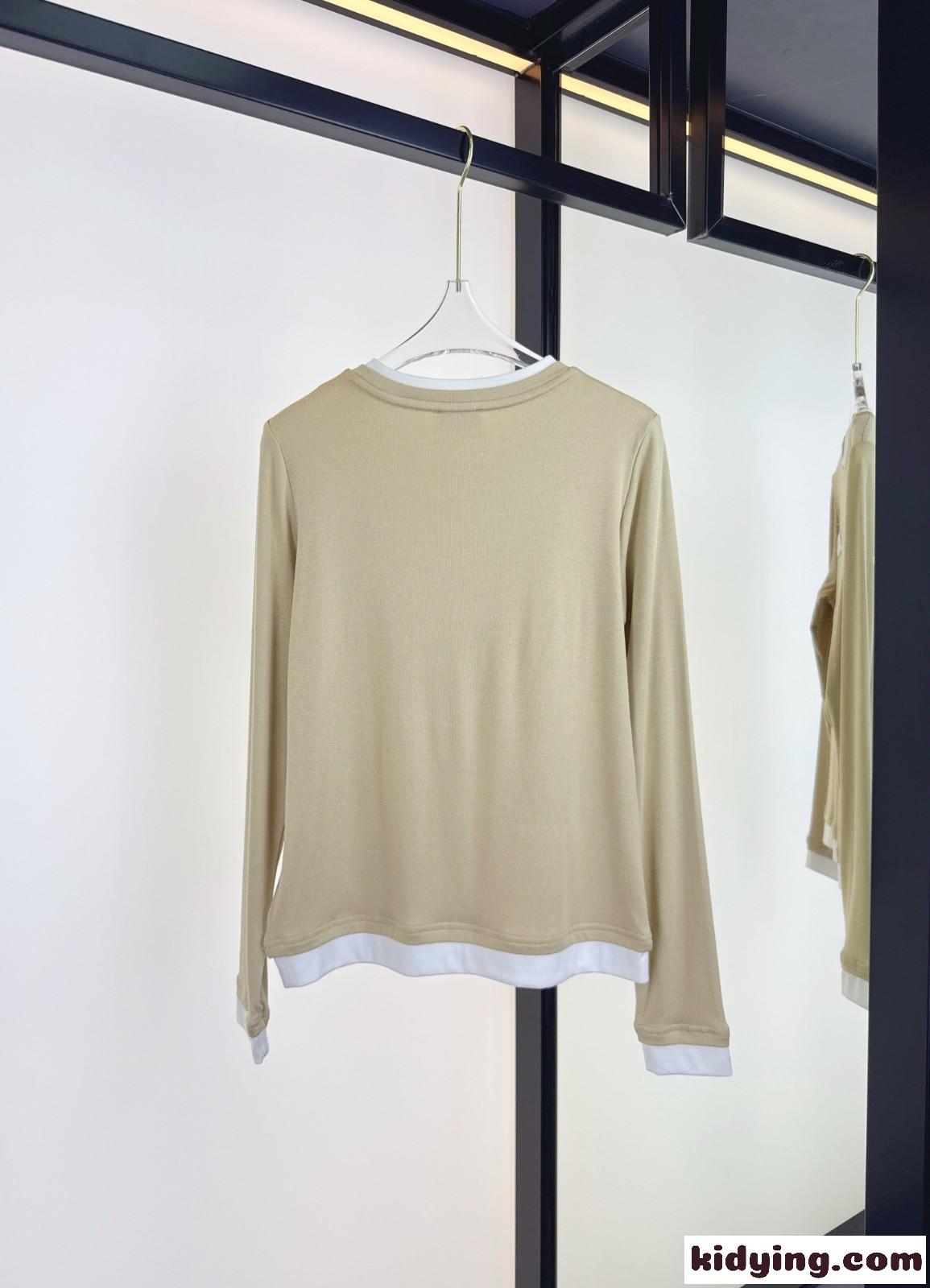 お洒落 洗練された 重ね着風 長袖Tシャツ モンクレール Tシャツ 偽物 クルーネック-4
