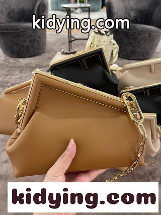 新しいFENDI Firstが来ました デザイナーKim Jonesが主導して デザインした最初のFend1は,従来のバッグ型を覆した フェンディ バッグ 新作 コピー-1