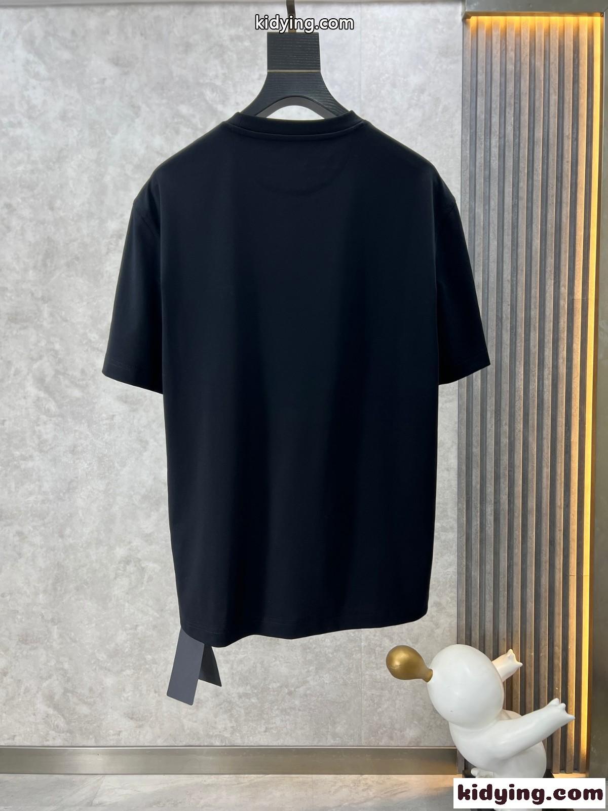 人気 おしゃれ フェンディ Tシャツ コピー クルーネック半袖Tシャツ ブラック-1