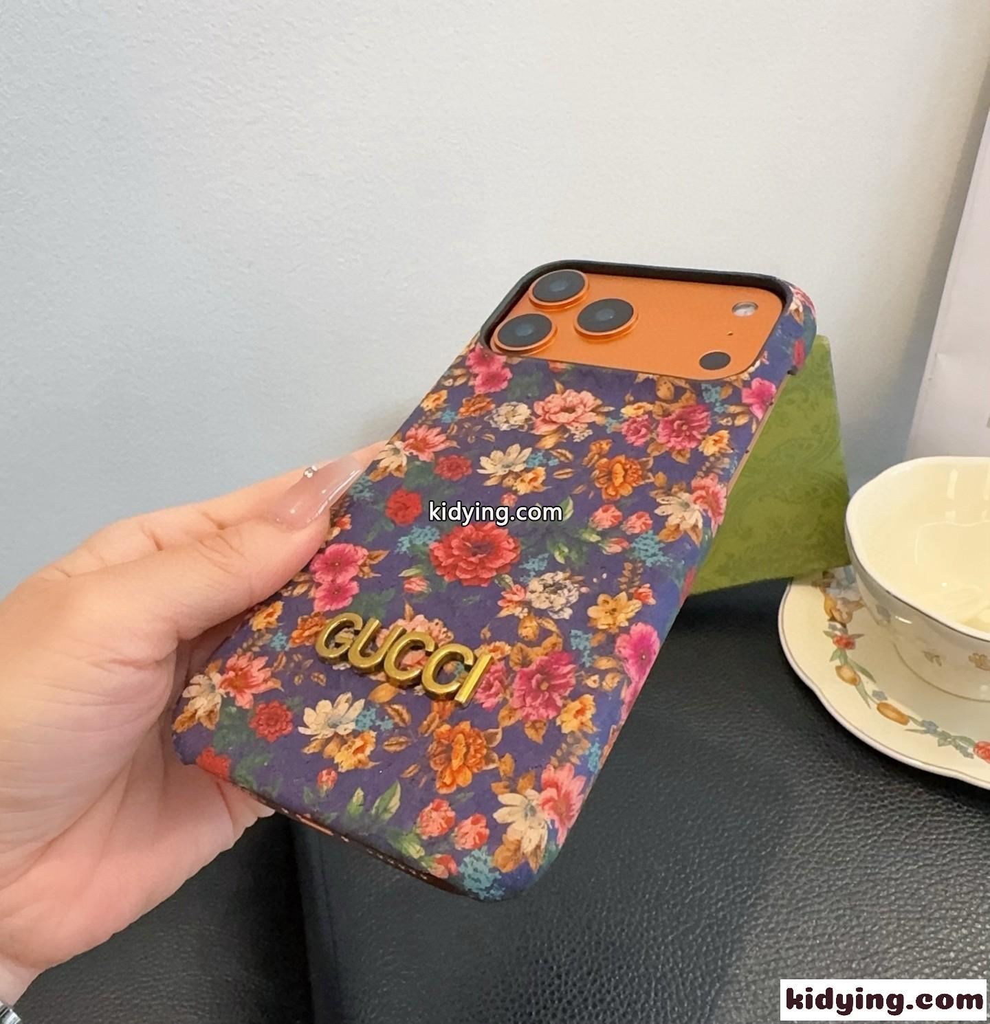 グッチ 携帯ケース 偽物 フローラル柄 iPhoneケース iPhone17 メタルロゴ-3