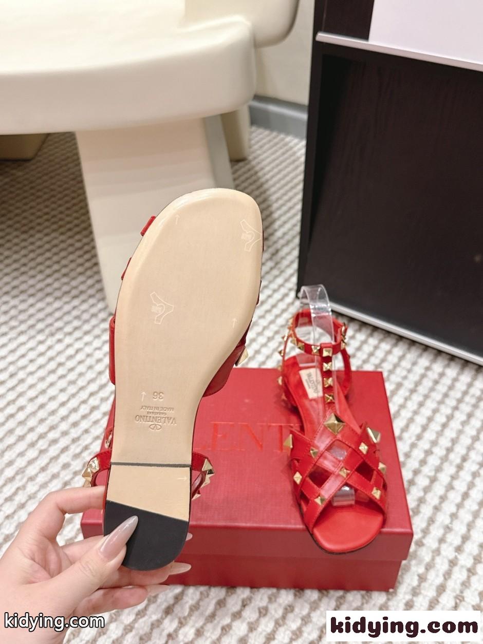ロックスタッズ フラットサンダル ヴァレンティノ サンダル 偽物 レッド-3
