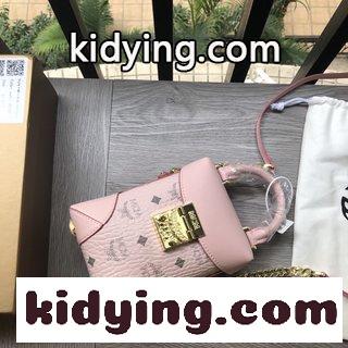 BerlinシリーズのデザインのインスピレーションはMCMに由来し 旅行の理念に根ざしている エムシーエム カバン コピー-3