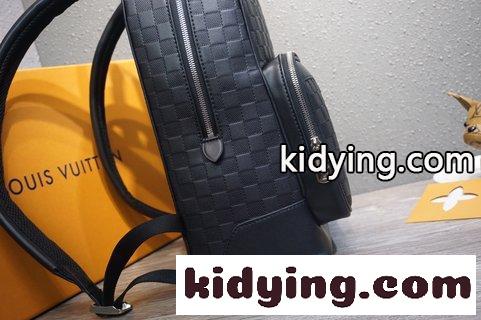 このCampusランドセルのDamier Infini牛皮は銀色の光沢を呈しており ブランドの古典的なDamier棋盤はエンボス質感で再演出されている ルイ・ヴィトン バッグ 安い コピー-4