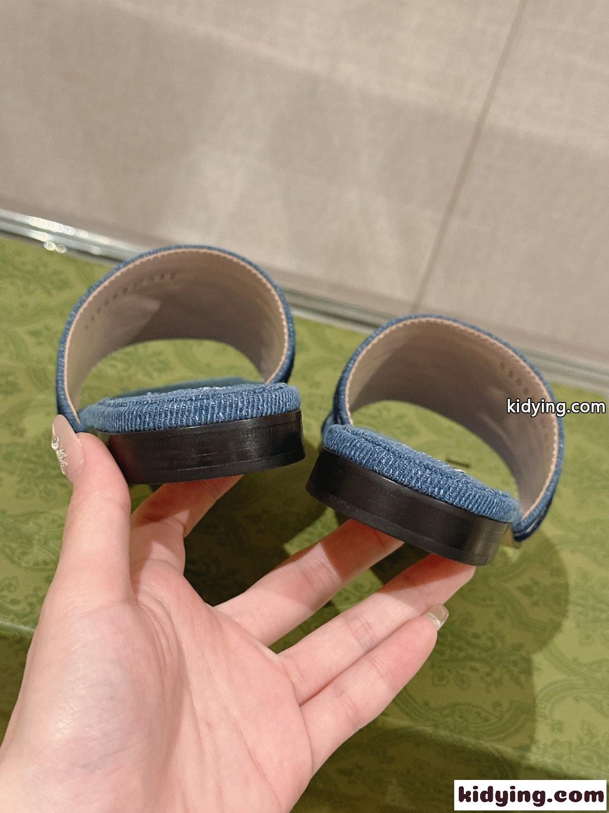 GUCCI スクリプトロゴ付き ウィメンズ スライドサンダル グッチ サンダル コピー-0