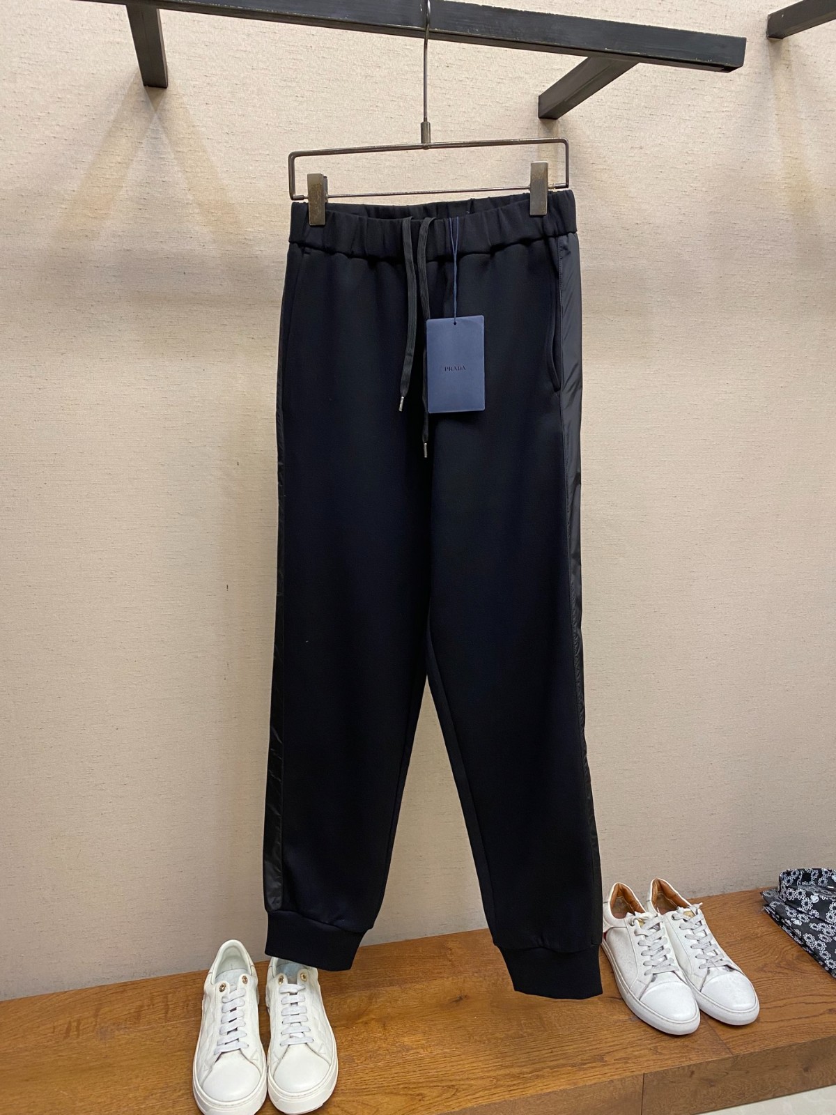 カジュアル ジョガーパンツ プラダ パンツ 偽物 トライアングルロゴ付き-2