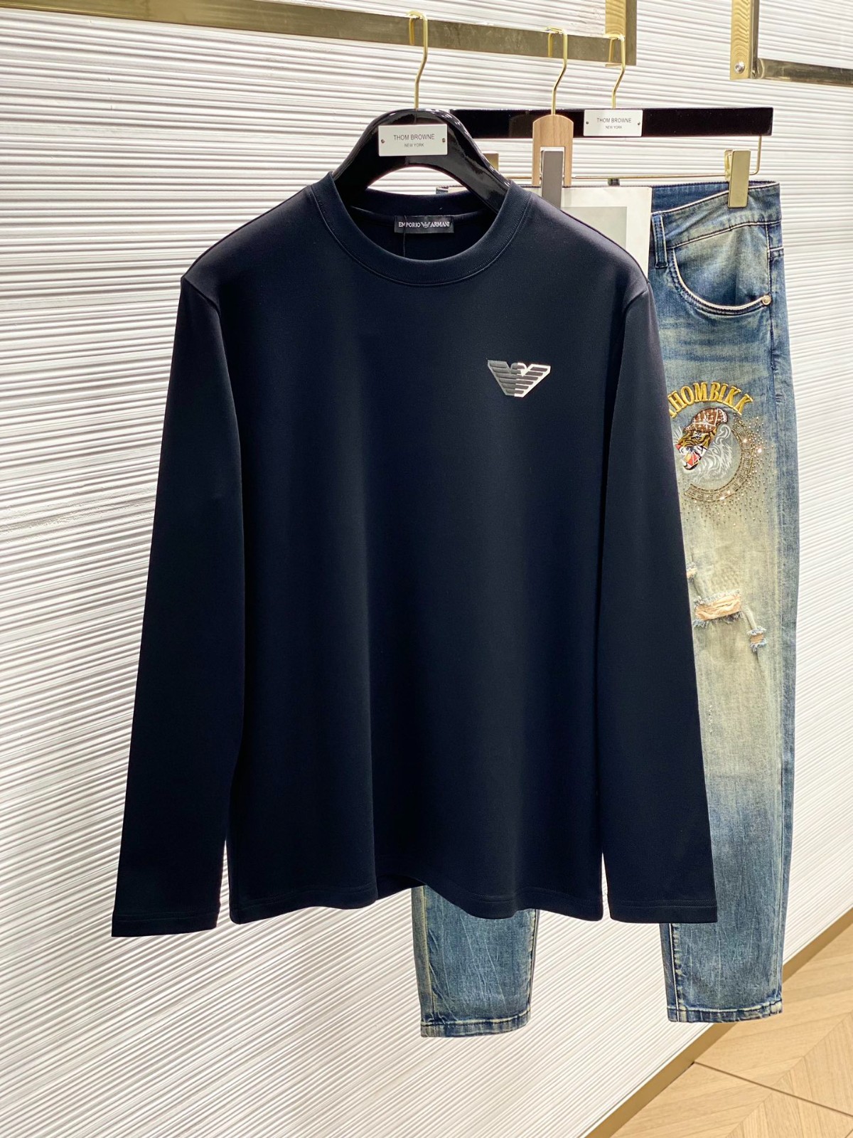 シンプル クルーネック ロゴ刺繍 長袖Tシャツ アルマーニ Tシャツ コピー-1