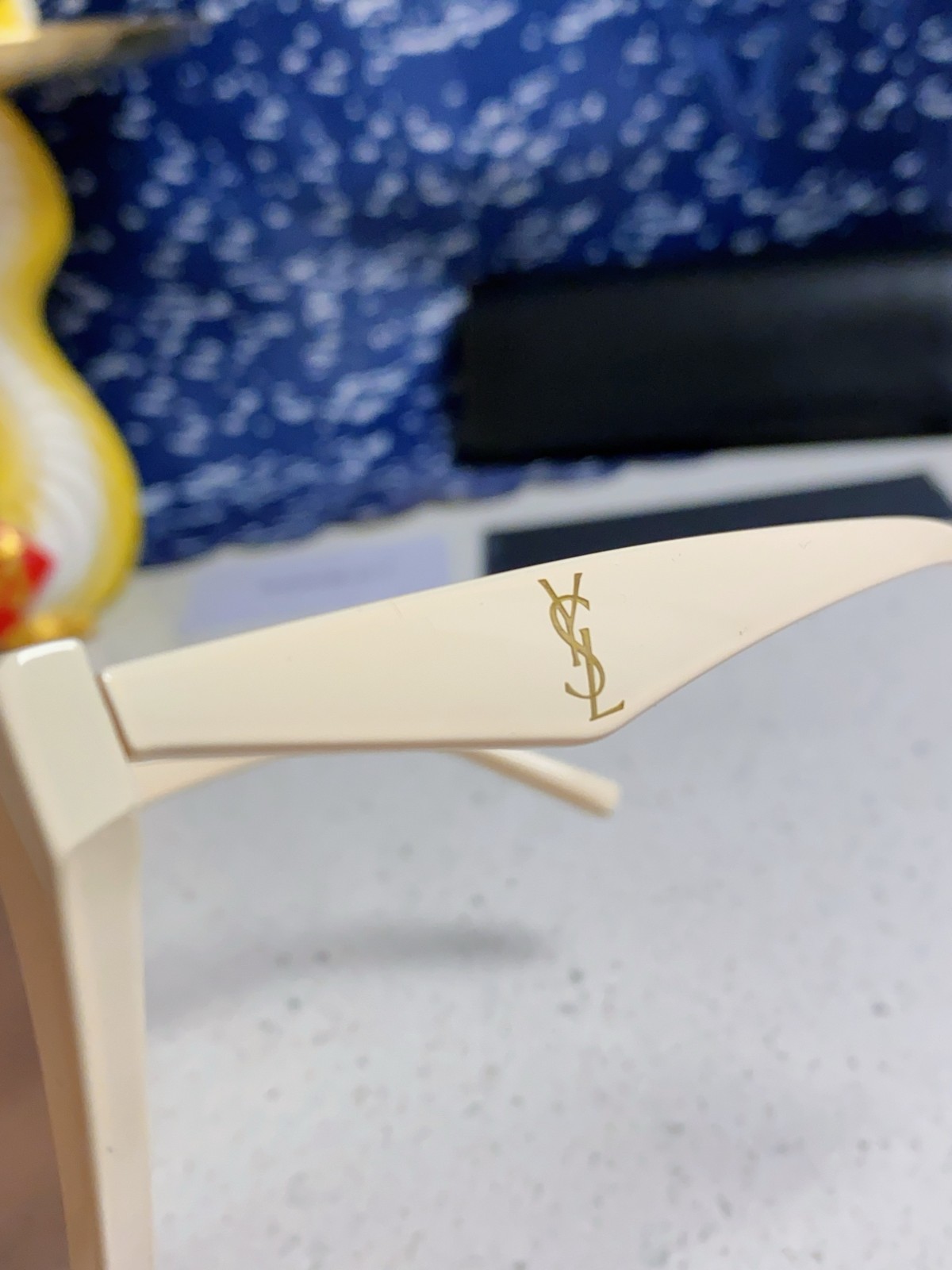 スタイリッシュ イヴ・サンローラン サングラス 偽物 アイウェア ロゴ入り キャットアイ-3