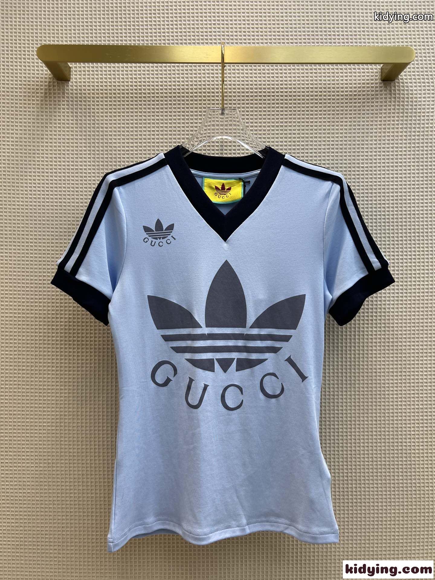 adidas x Gucci Vネック コットン ジャージー グッチ Tシャツ コピー Vネック ロゴ プリント-0