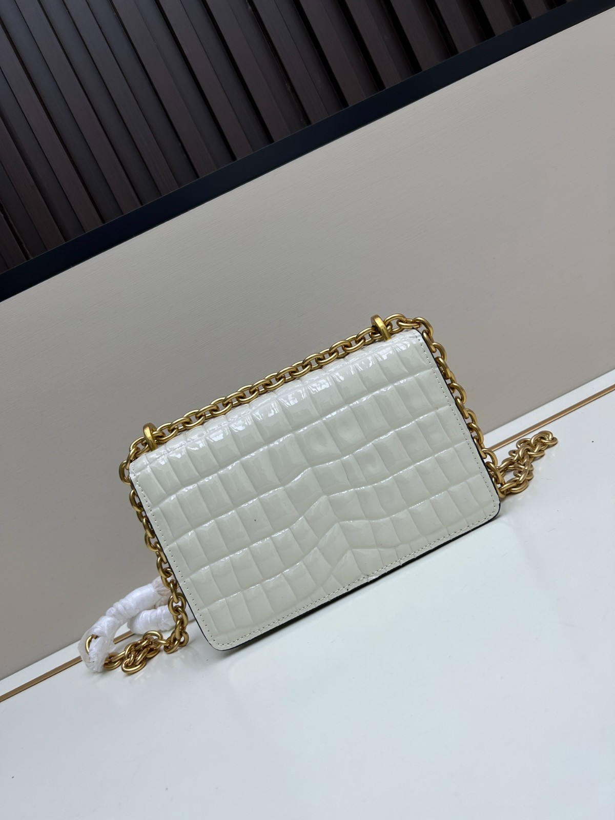 ヴァレンティノ バッグ コピー 上品 クロコダイルレザー ショルダーバッグ ホワイト-1