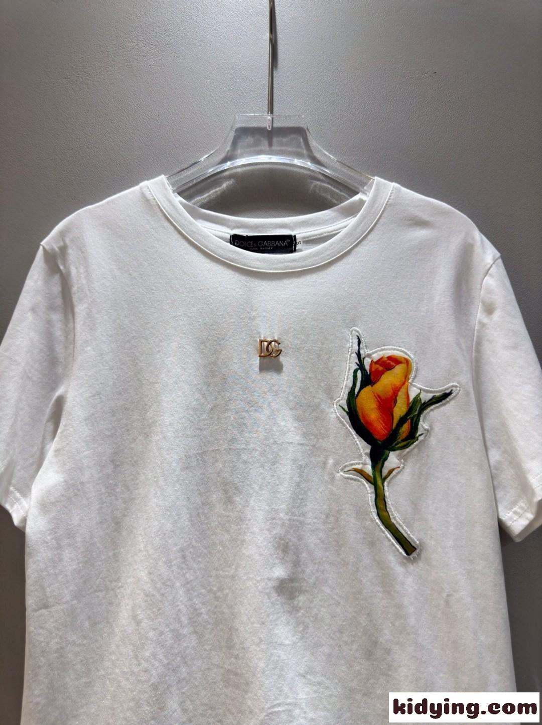 DGロゴ&イエローローズパッチ ドルチェ&ガッバーナ 半袖Tシャツ 偽物 ホワイト-3