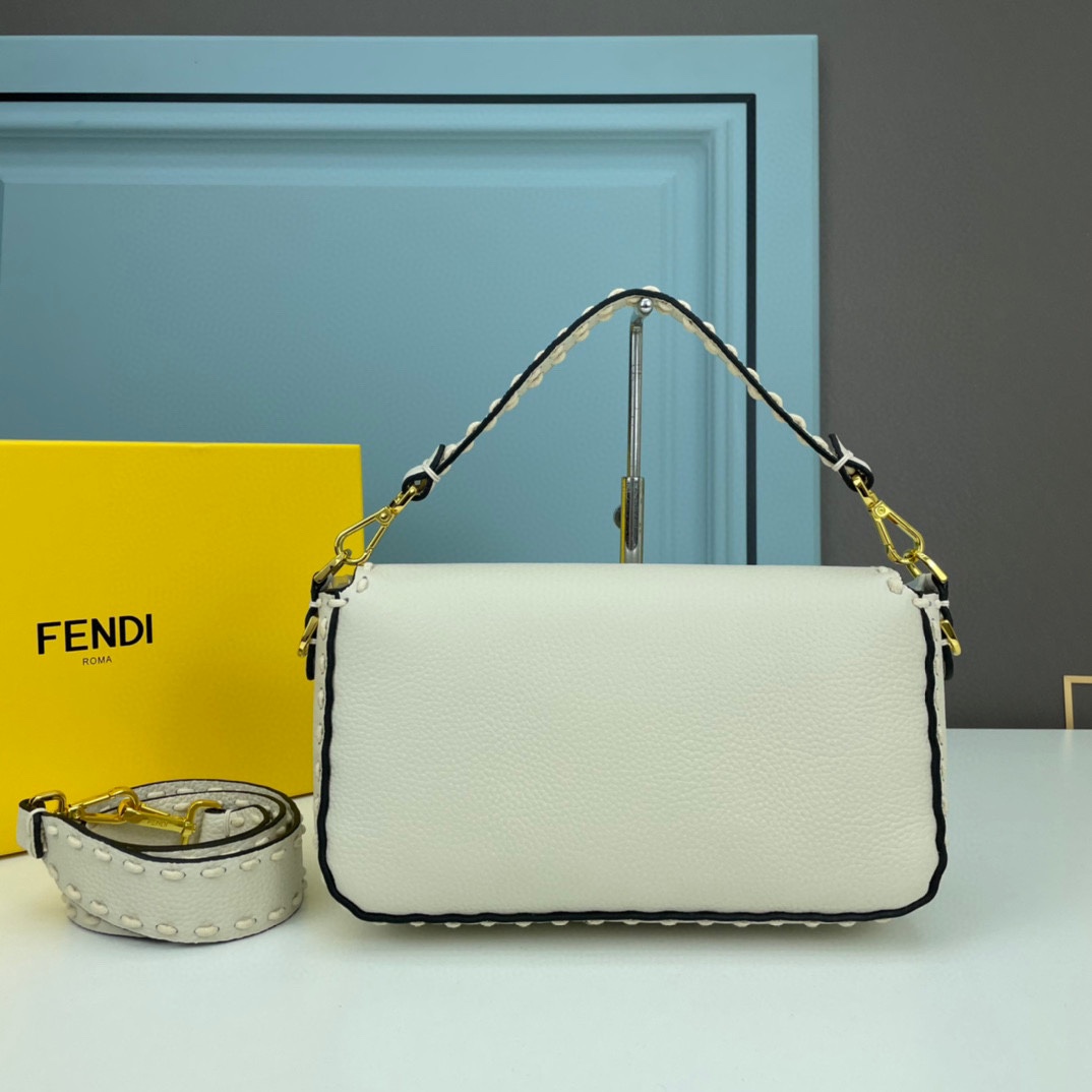 人気 FENDI フェンディ ハンドステッチ ミディアム バゲットバッグ コピー ホワイト-1