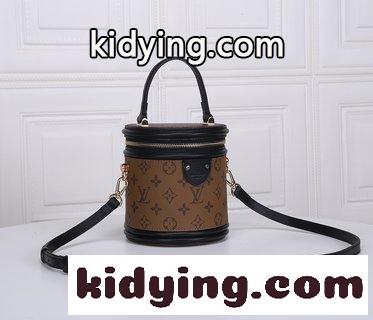 ルイヴィトン バッグ 通販コピー 歴史の長いLV Cannes化粧箱の形を参考にして,女装芸術監督のNicolas Ghesquièreはこの半硬質手袋で昔の古典的な魅力を再現した-4