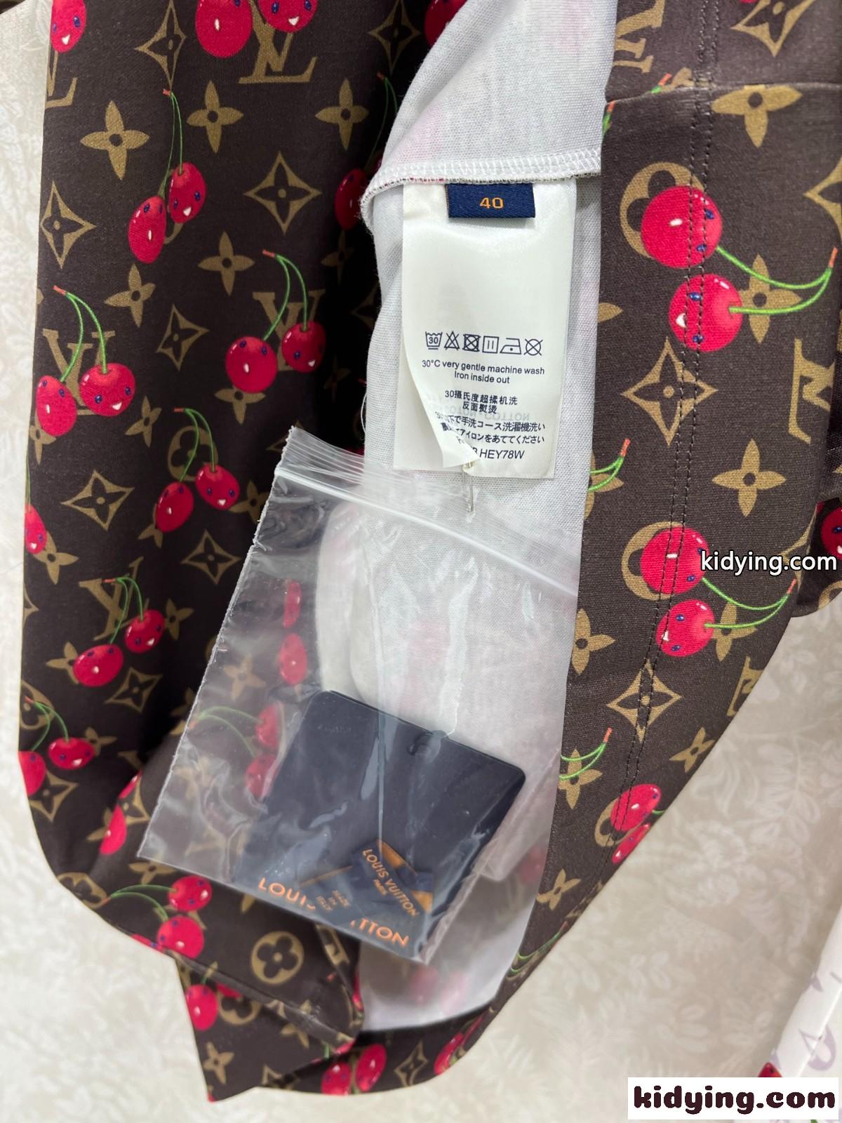 LV × TM チェリー Tシャツ ルイ・ヴィトン スーパーコピークルーネック ブラウン-0