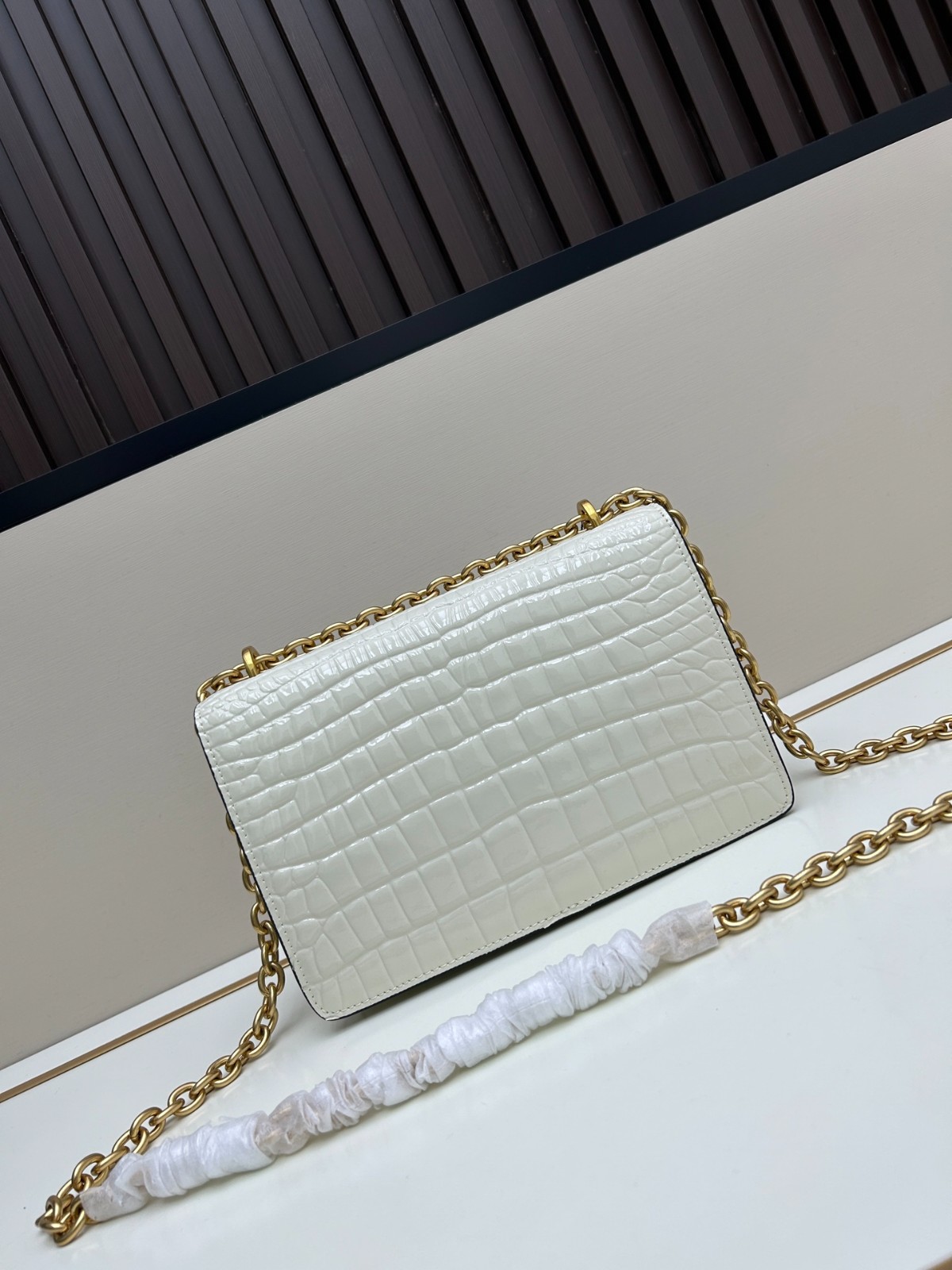 上品 クロコダイルレザー ショルダーバッグ ヴァレンティノ バッグ コピー ホワイト-2