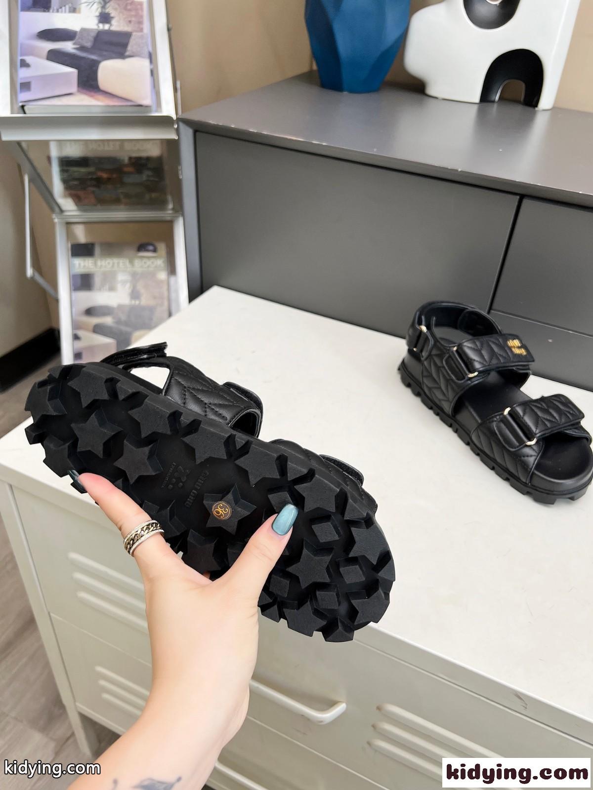 スポーティ キルティングレザー サンダル ミュウミュウ サンダル コピー ブラック-3