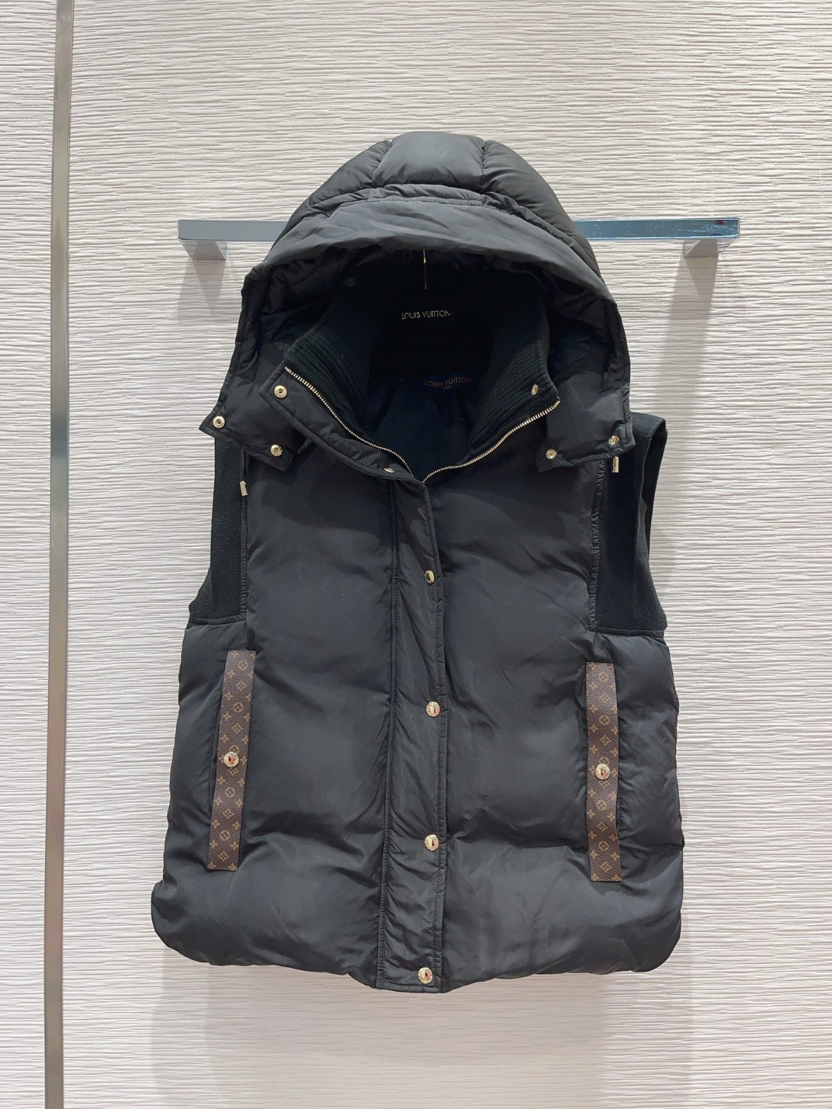 ルイヴィトン ダウンジャケット コピー モノグラムアクセントスリーブレスジャケット-0