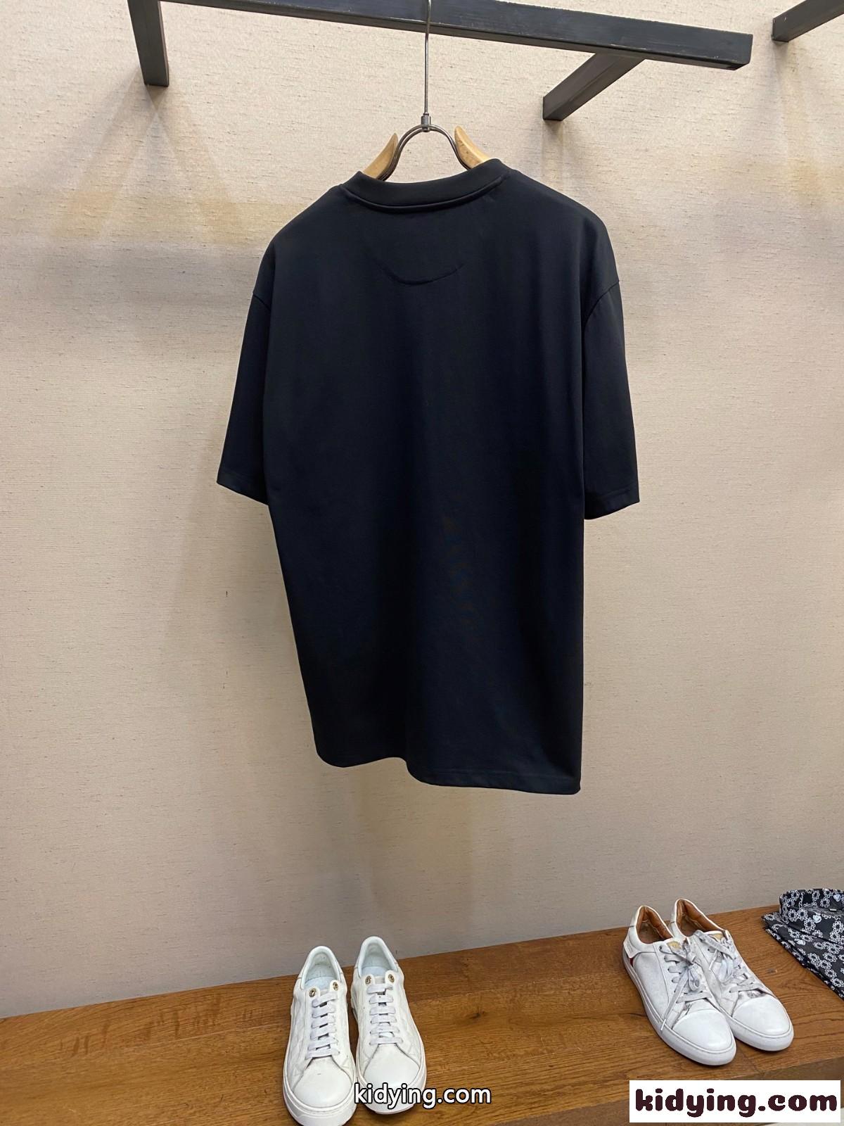シンプル ロゴ刺繍 クルーネック 半袖Tシャツ フェンディ Tシャツ コピー ブラック-1