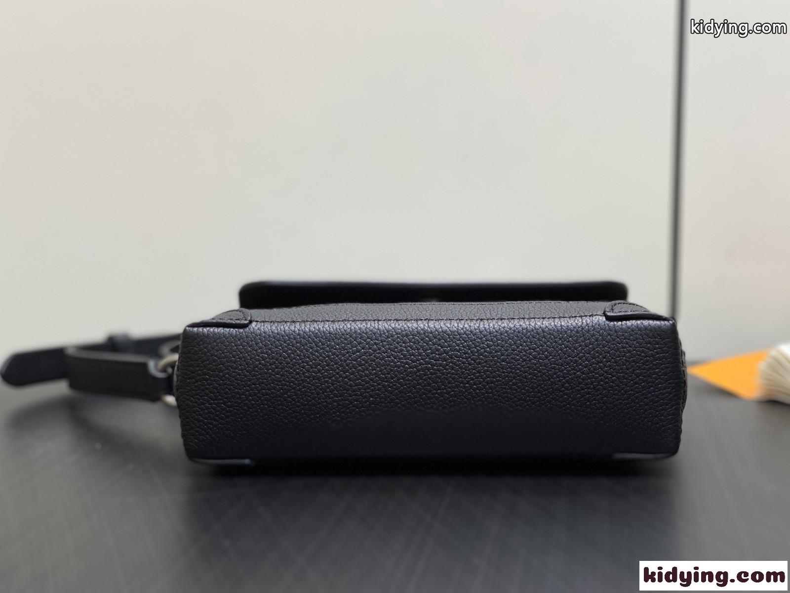 LV スティーマーイーストウエスト ウェアラブル ウォレット ルイ・ヴィトン スーパーコピー M13888-0