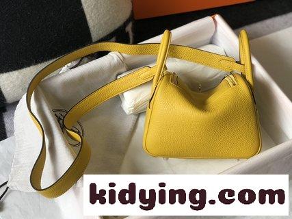 エルメス バッグ オンライン コピー  Lindyの古典的で簡潔な形を残した 縮小したバージョンのほうがかわいいですね-3