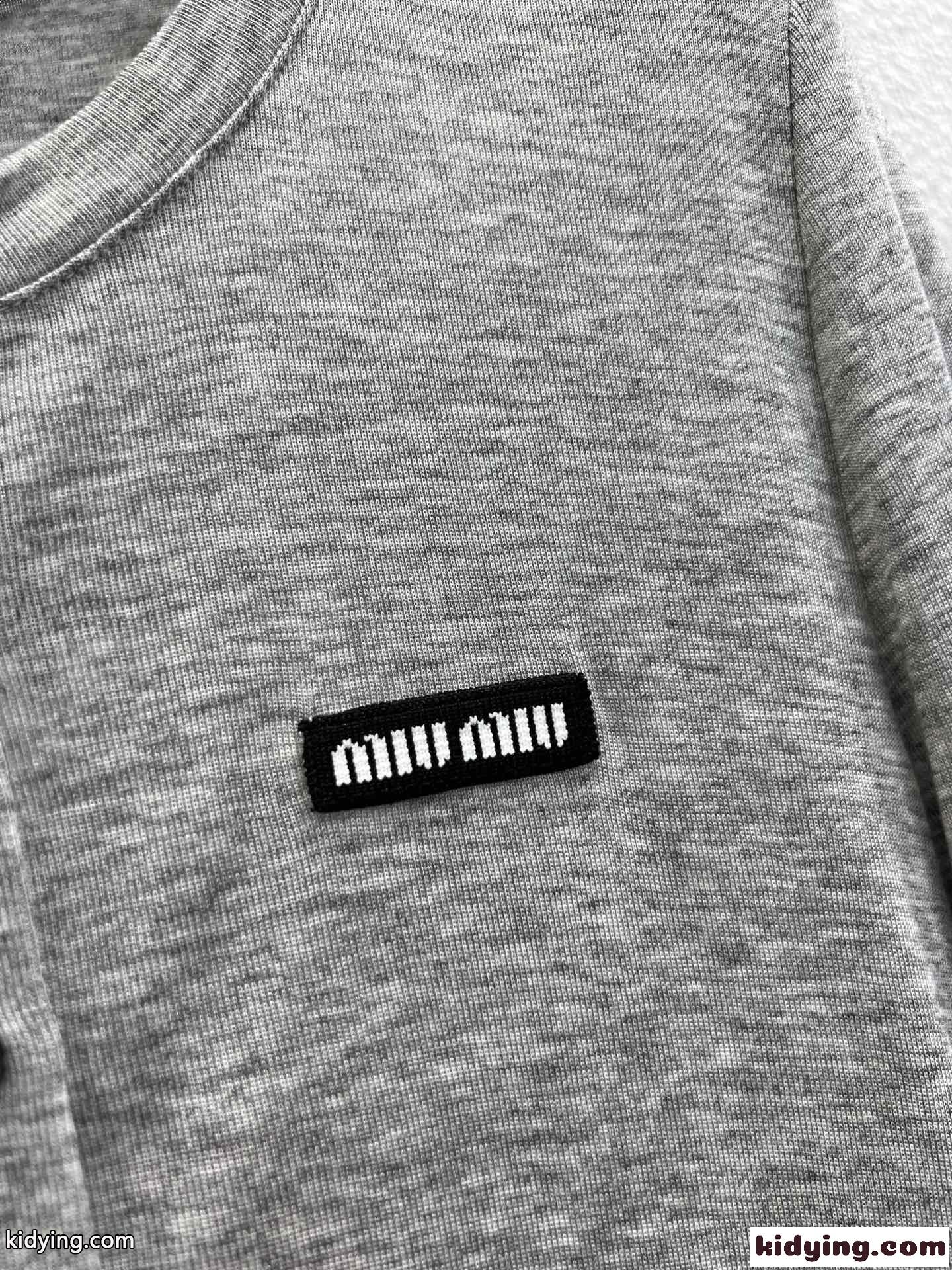 お洒落 シンプル ハーフボタン 長袖Tシャツ ミュウミュウ Tシャツ コピー グレー-4