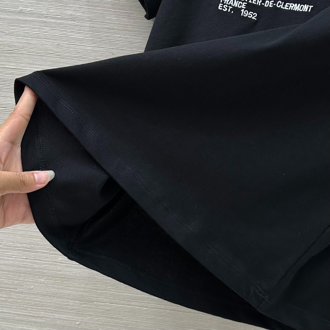 カジュアル 刺繍入り 半袖Tシャツ モンクレール Tシャツ 偽物 クルーネック ブラック-1