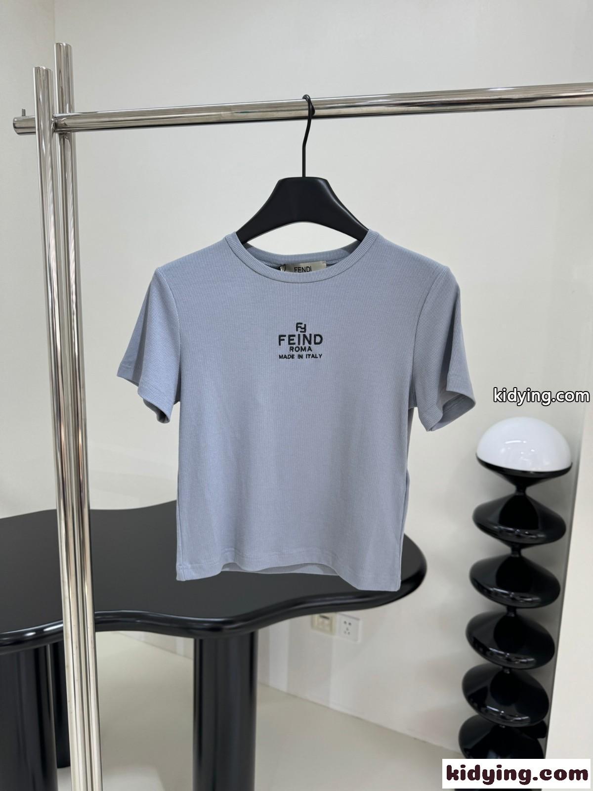 洗練された ロゴ入り クロップド丈 半袖 トップス フェンディ Tシャツ コピー グレー-0
