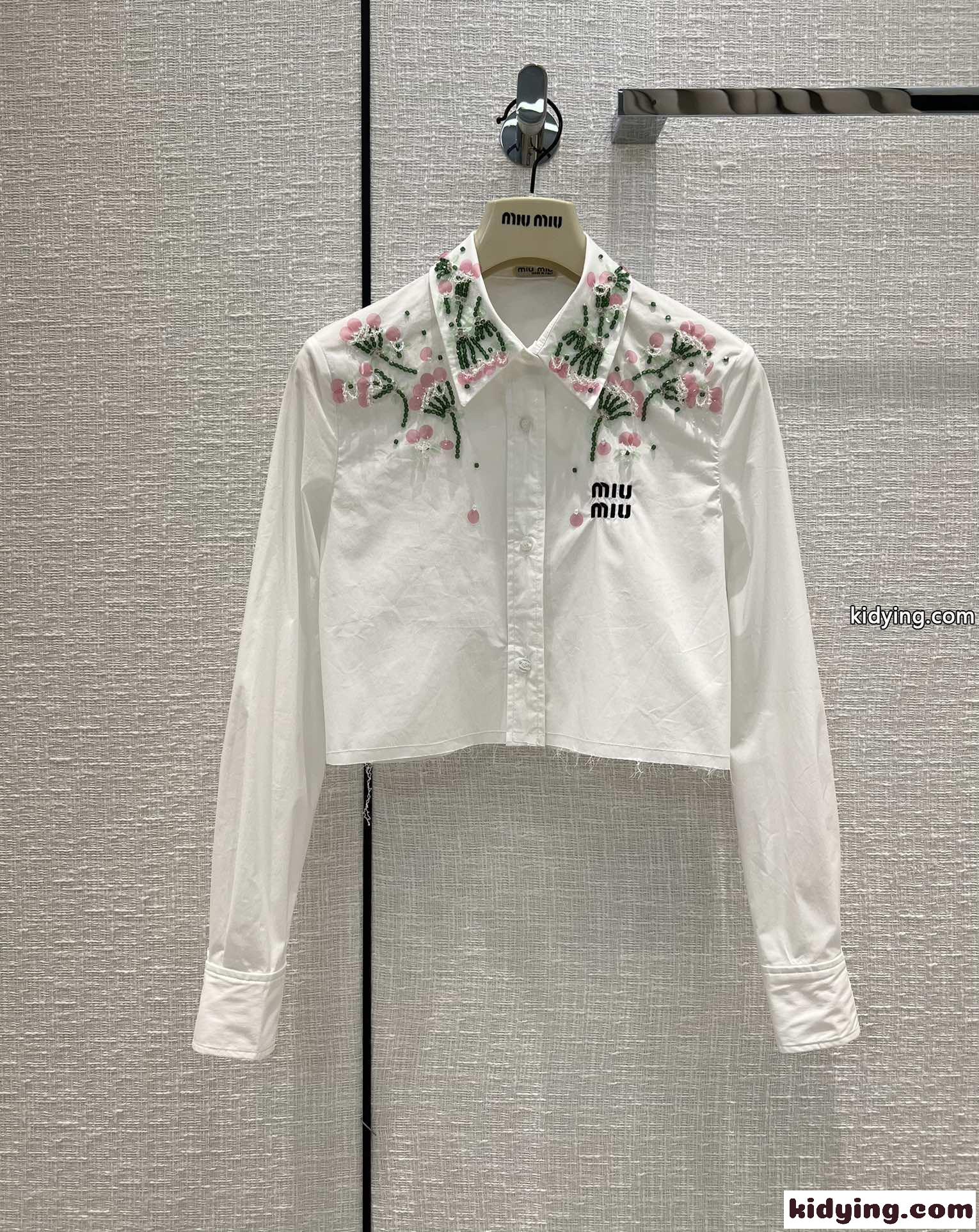 おしゃれ 可愛い ロゴ レディース ブラウス ミュウミュウ シャツ コピー 長袖 着痩せ 花柄 刺繍 白 ホワイト-2