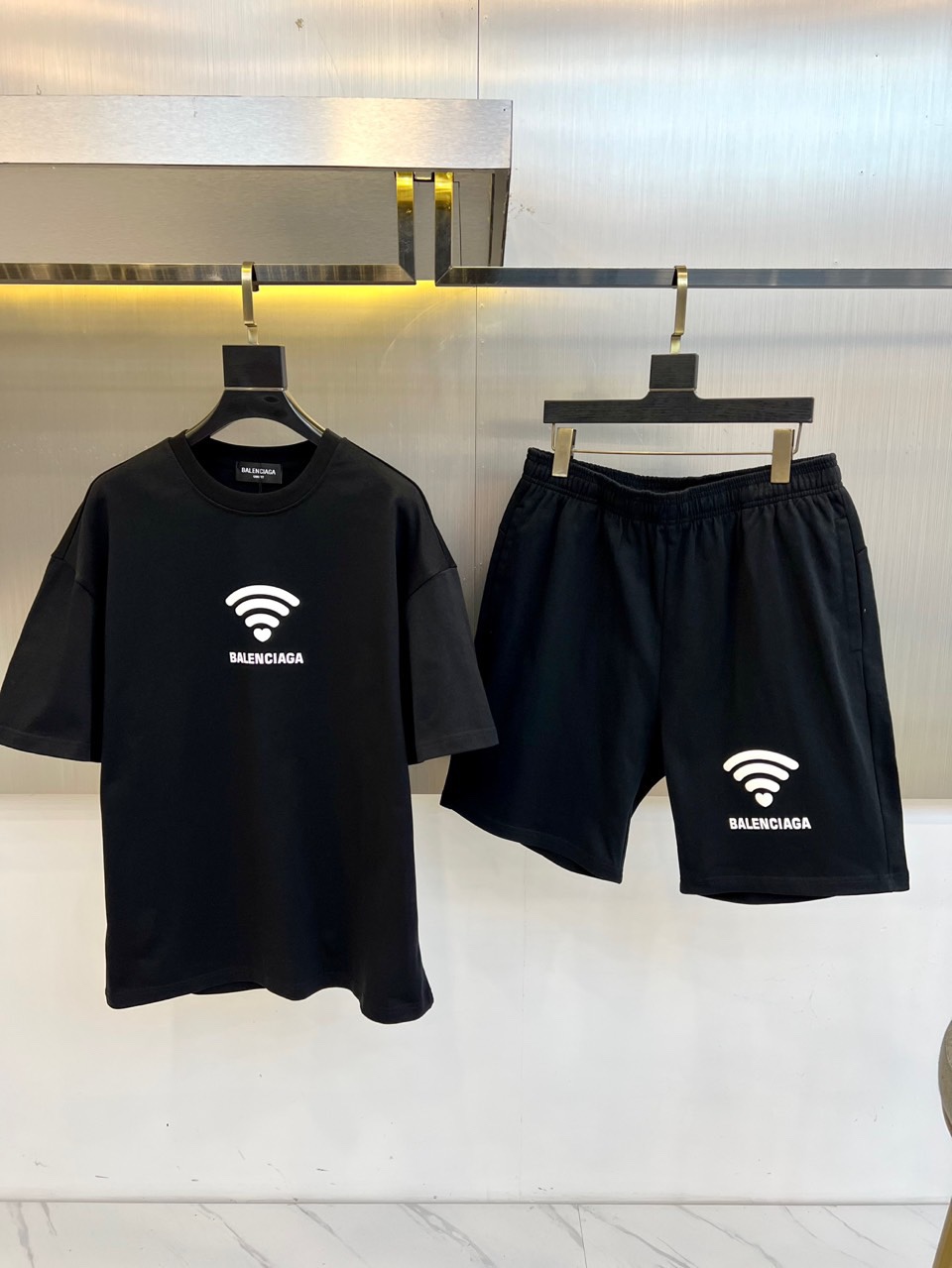 カジュアル 半袖Tシャツ&ショートパンツ 上下セット バレンシアガ セットアップ 偽物 ブラック-0
