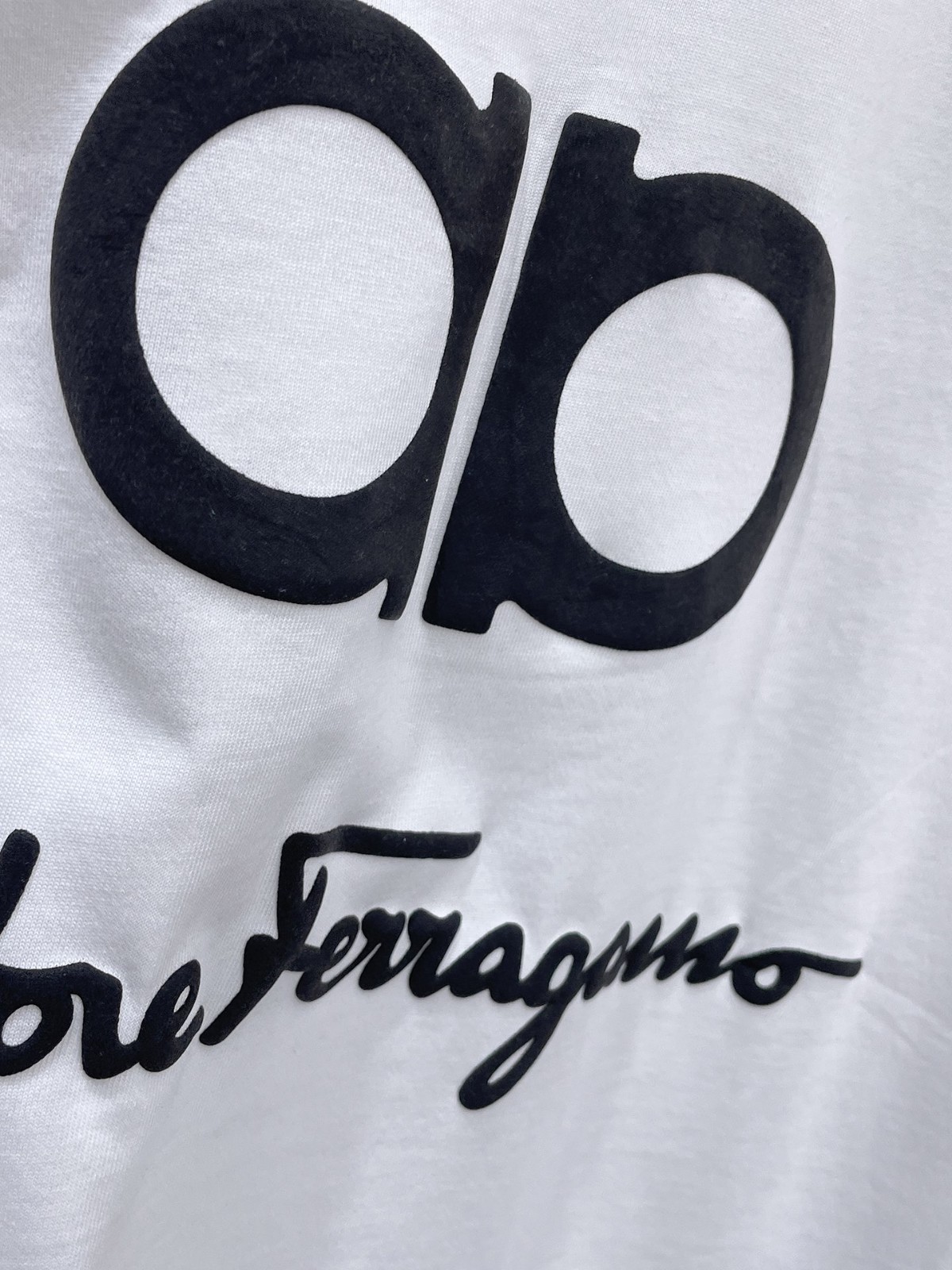 シンプル ロゴ入り クルーネックTシャツ サルヴァトーレ・フェラガモ 半袖Tシャツ コピー ホワイト-1