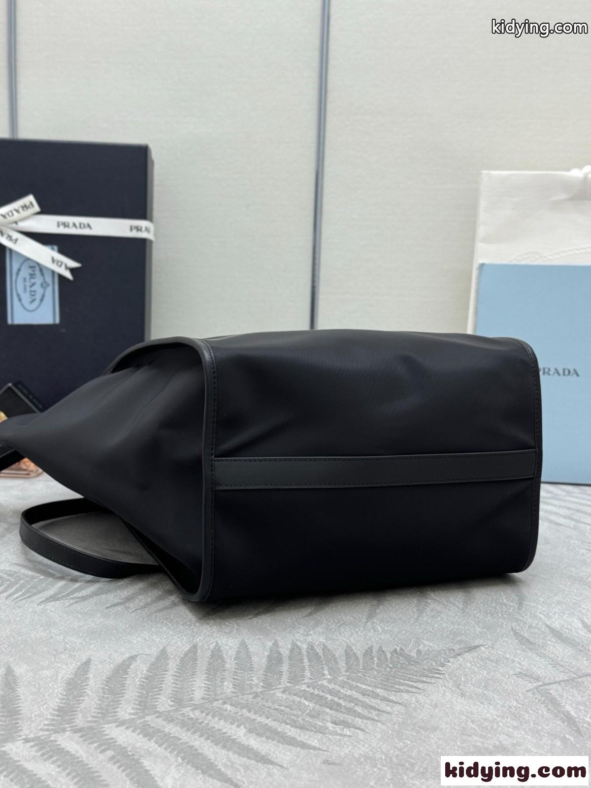 プラダ バッグ スーパーコピー 洗練された ミディアム Re-Nylon×レザー トートバッグ 1BG578-2