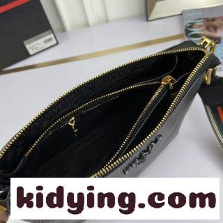 プラダはバッグを斜めに掛けて 肩ベルトを2本持っている プラダバッグ 新作 コピー 美しくて個性的で仙人であれば これで全部満足できますよ-4