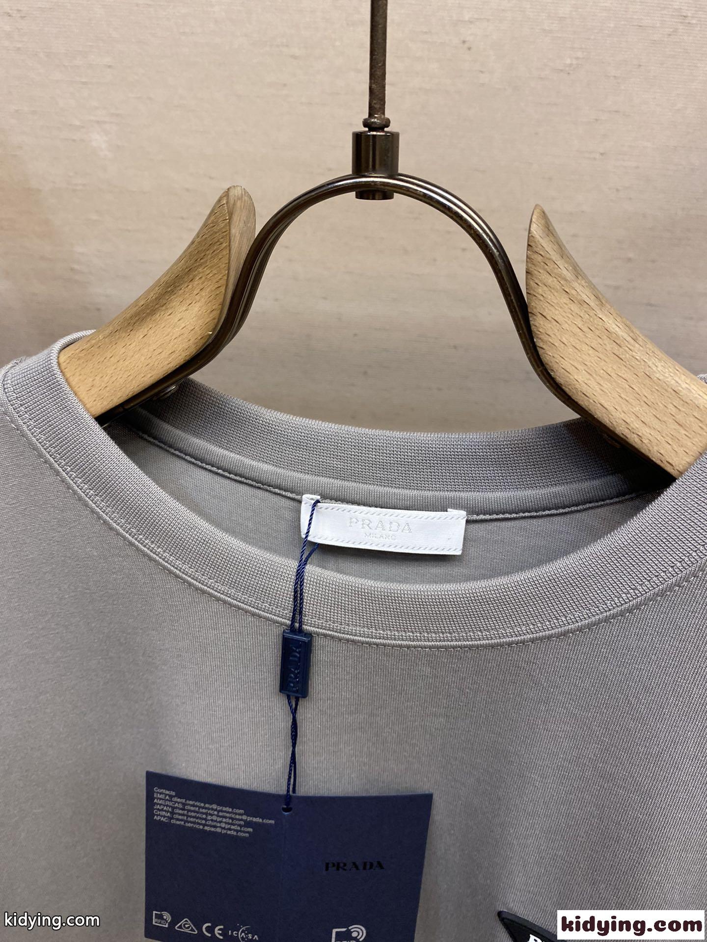カジュアル ロゴパッチ クルーネック プラダ Tシャツ コピー グレー-2
