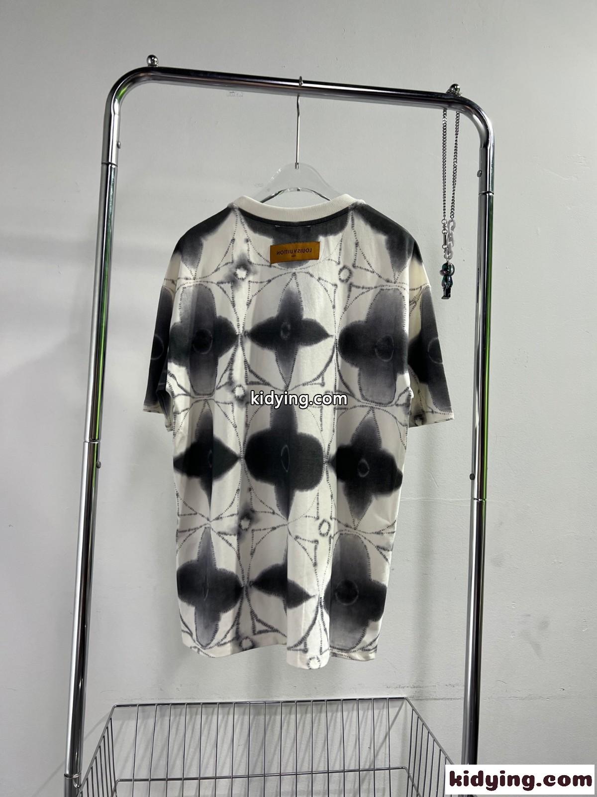 カジュアル モノグラム絞りモチーフ プリントTシャツ ルイヴィトン Tシャツ コピー 半袖-1
