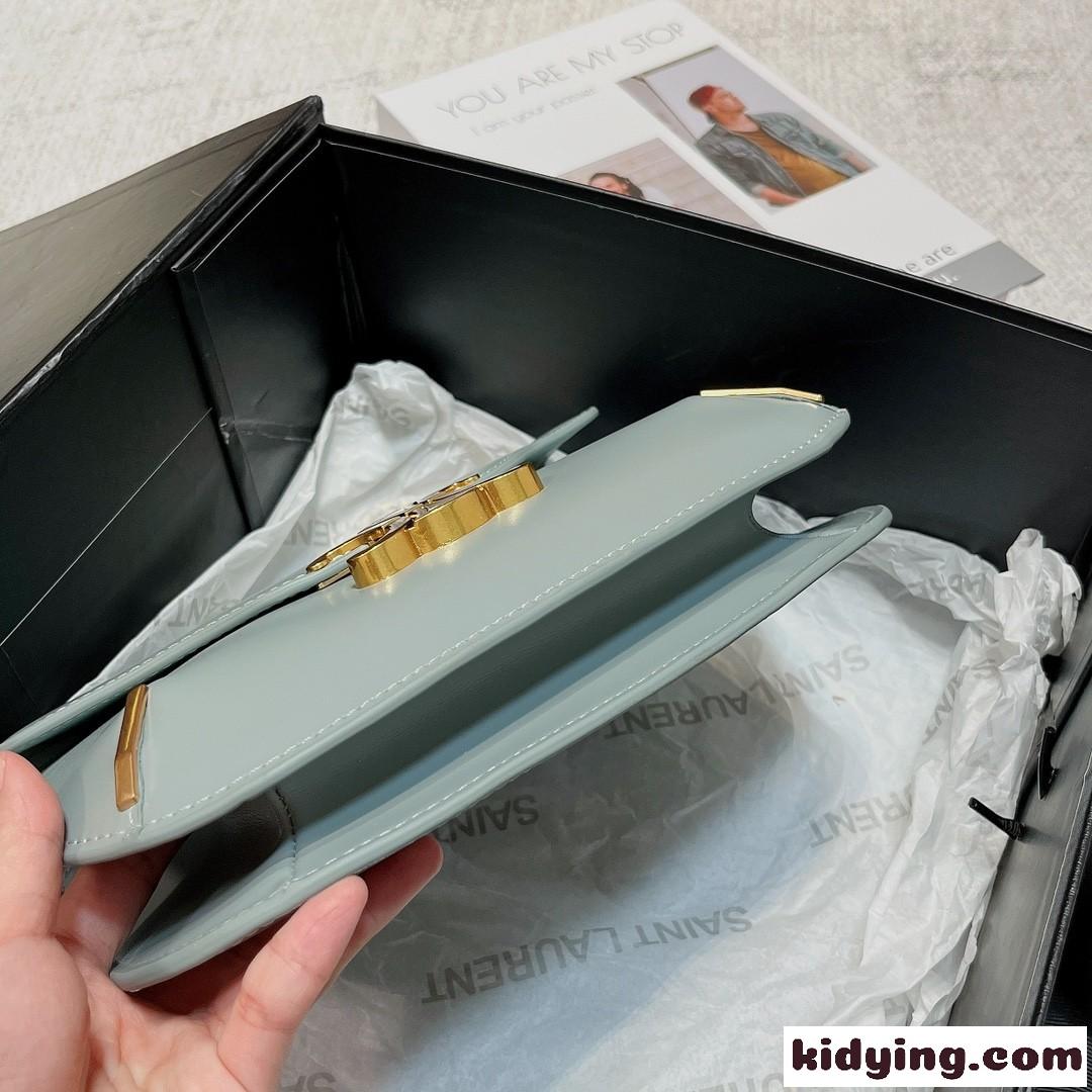 上品！セリーヌ バッグ 人気 コピー コンパクト チェーン ブザス トリオンフ ショルダーバッグ-0