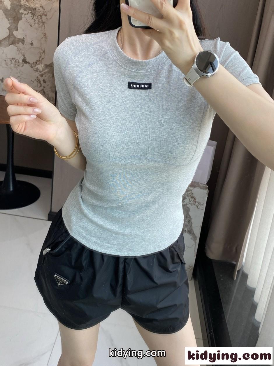 洗練された 合わせやすい 半袖Tシャツ ミュウミュウ Tシャツ コピー グレー-4