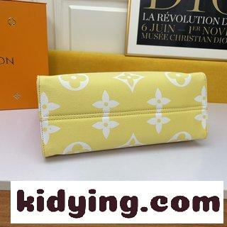 このOnTheGo中号の手袋は,シボレザーで古典的なMonogram模様の目立つ拡大をしております ルイヴィトンのバック コピー-2