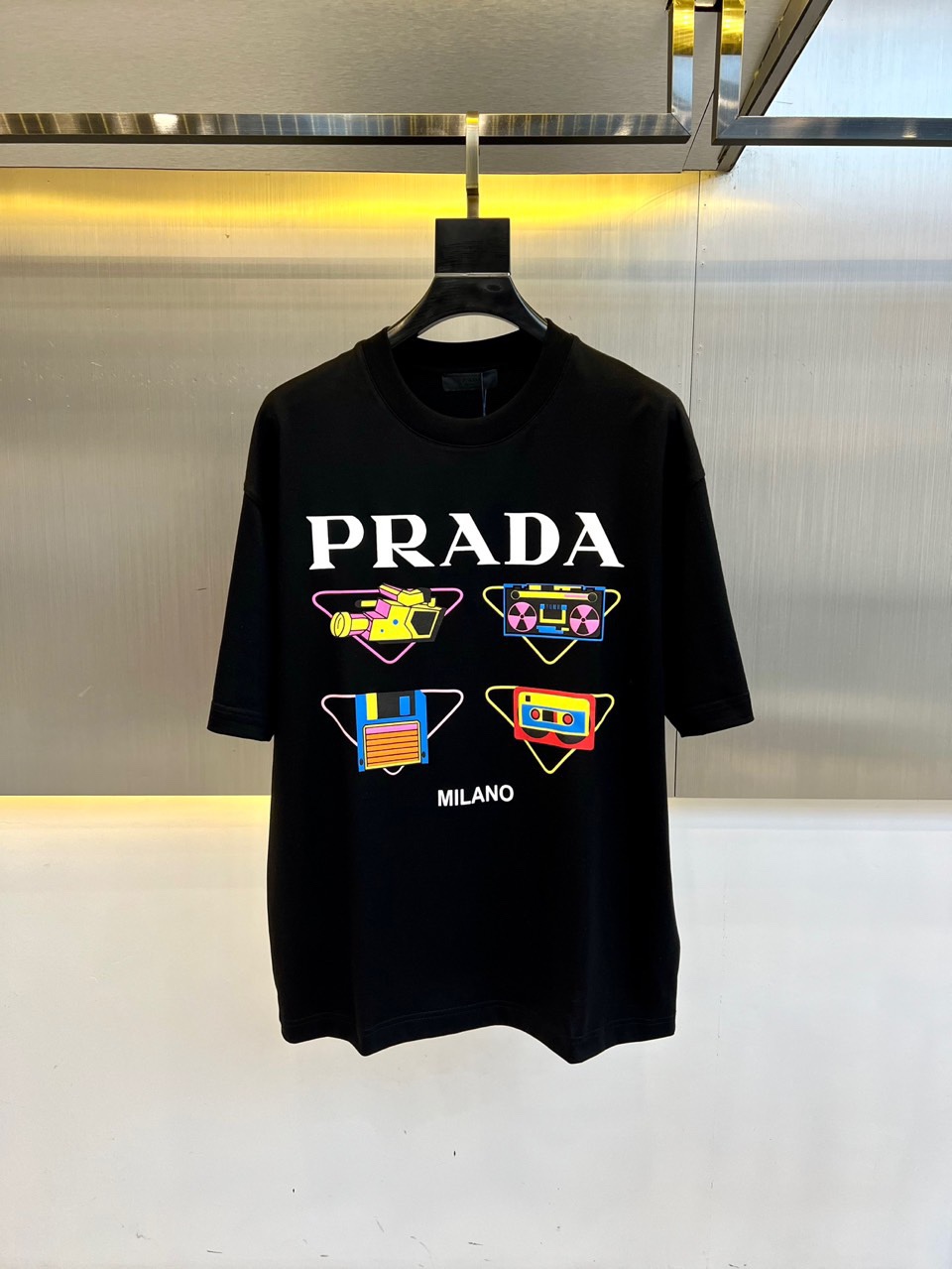 目を惹く プリント クルーネック 半袖Tシャツ プラダ Tシャツ 偽物 ブラック-1