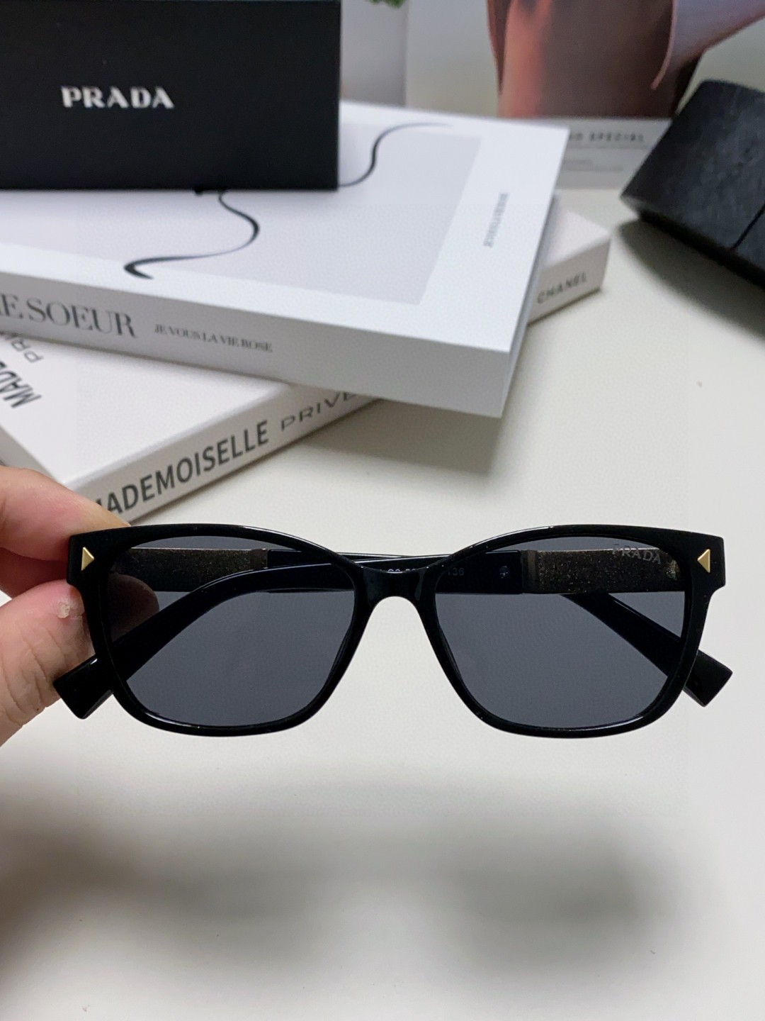 洗練された 上品 ロゴ入り アイウェア プラダ サングラス 偽物 ブラック-3