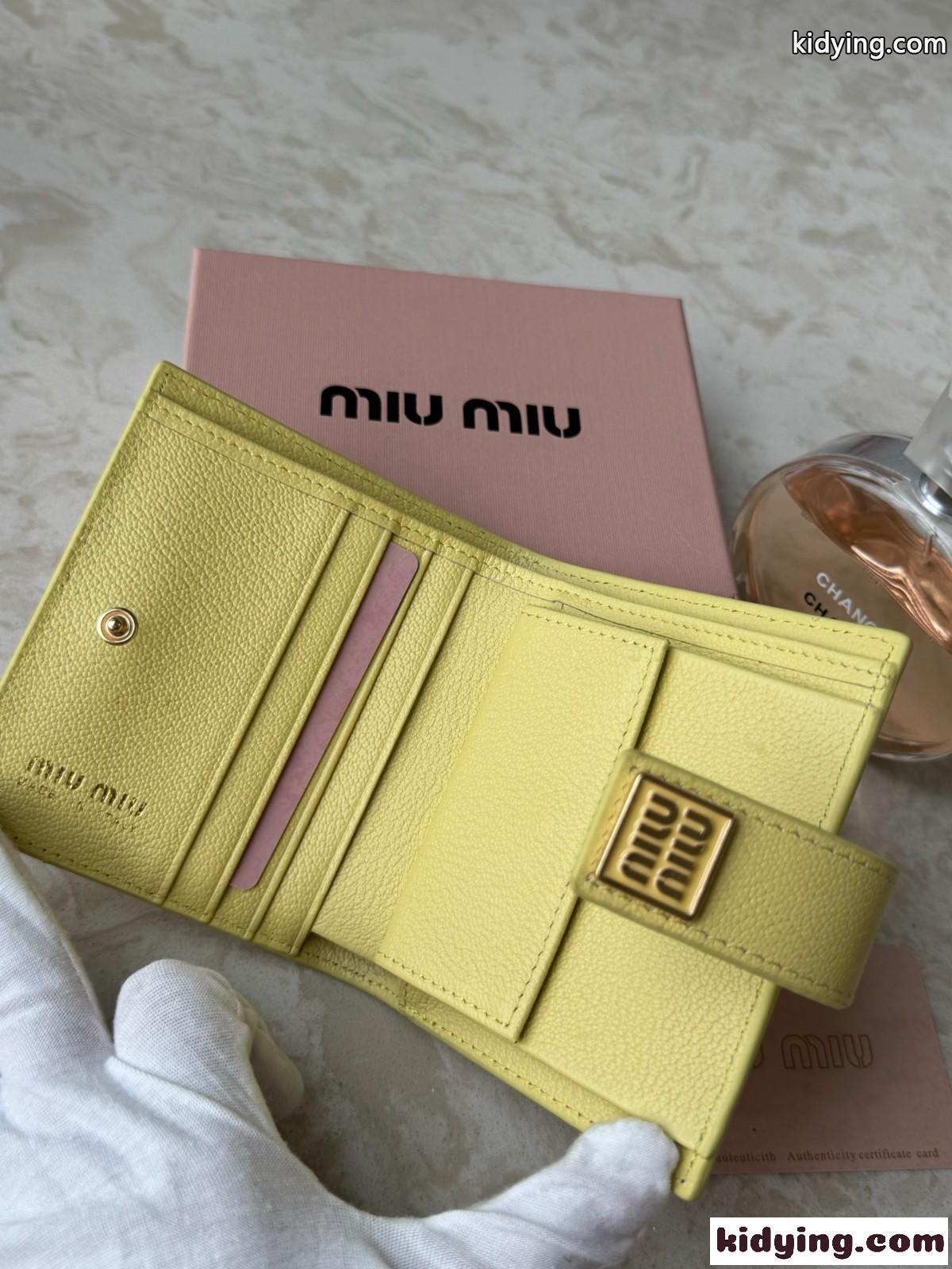 洗練された シンプル コンパクト ウォレット ミュウミュウ 財布 コピー 二つ折り財布 イエロー-0