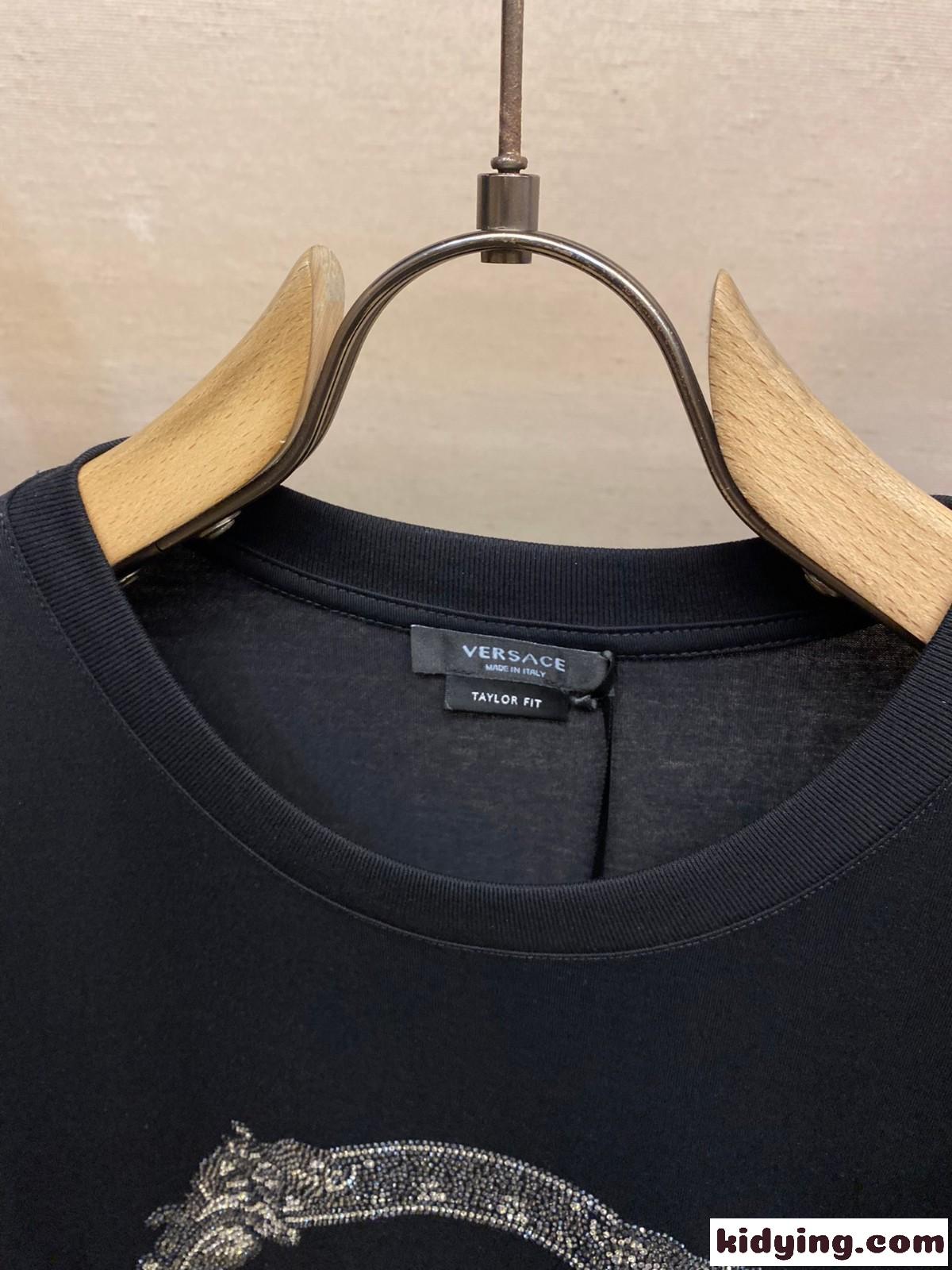 ラインストーン メドゥーサ カルトゥーシュ 半袖Tシャツ ヴェルサーチェ Tシャツ スーパーコピー ブラック-1