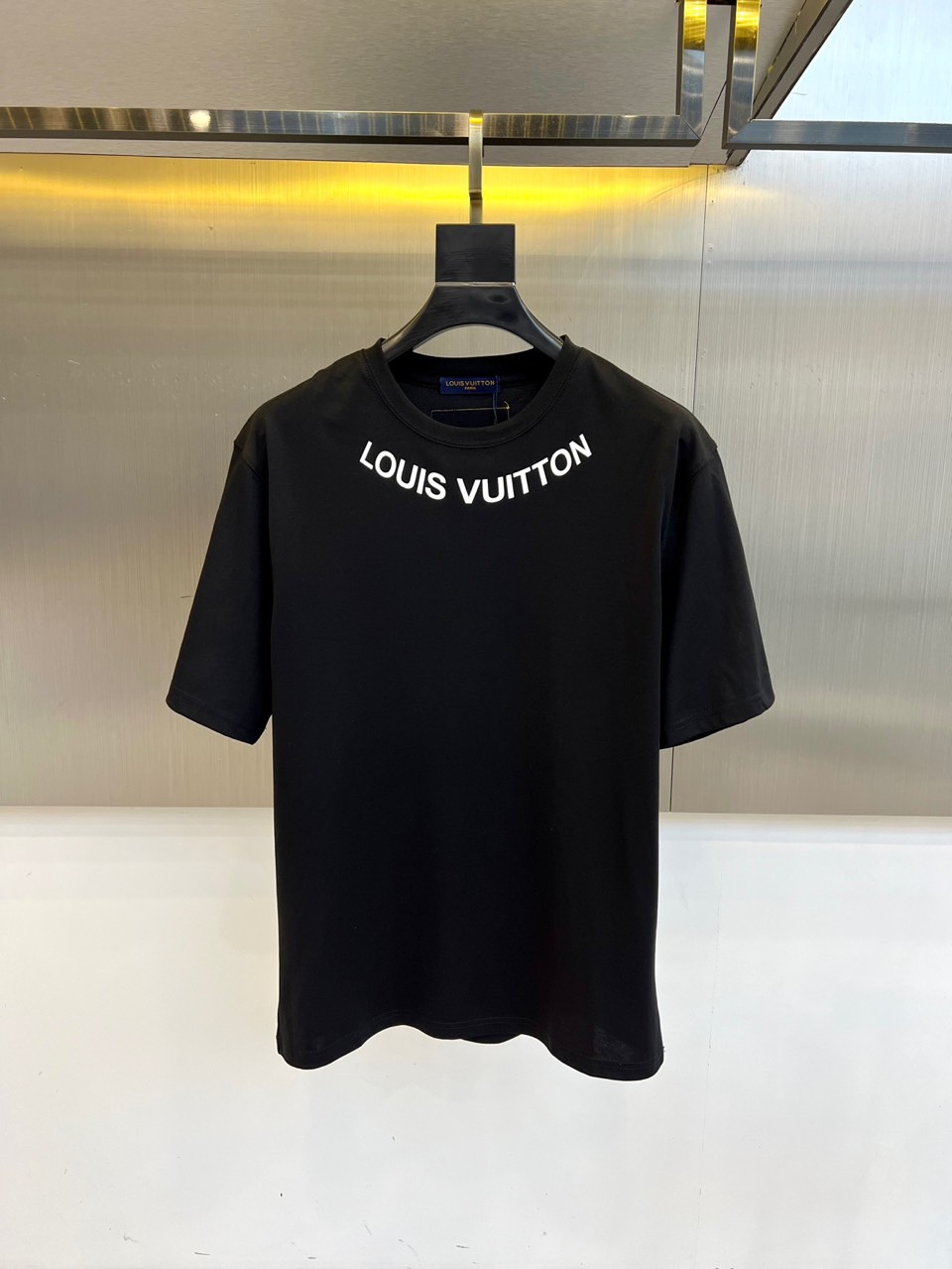 フロントロゴ クルーネック 半袖Tシャツ ルイ・ヴィトン Tシャツ 偽物 コットン ブラック-0