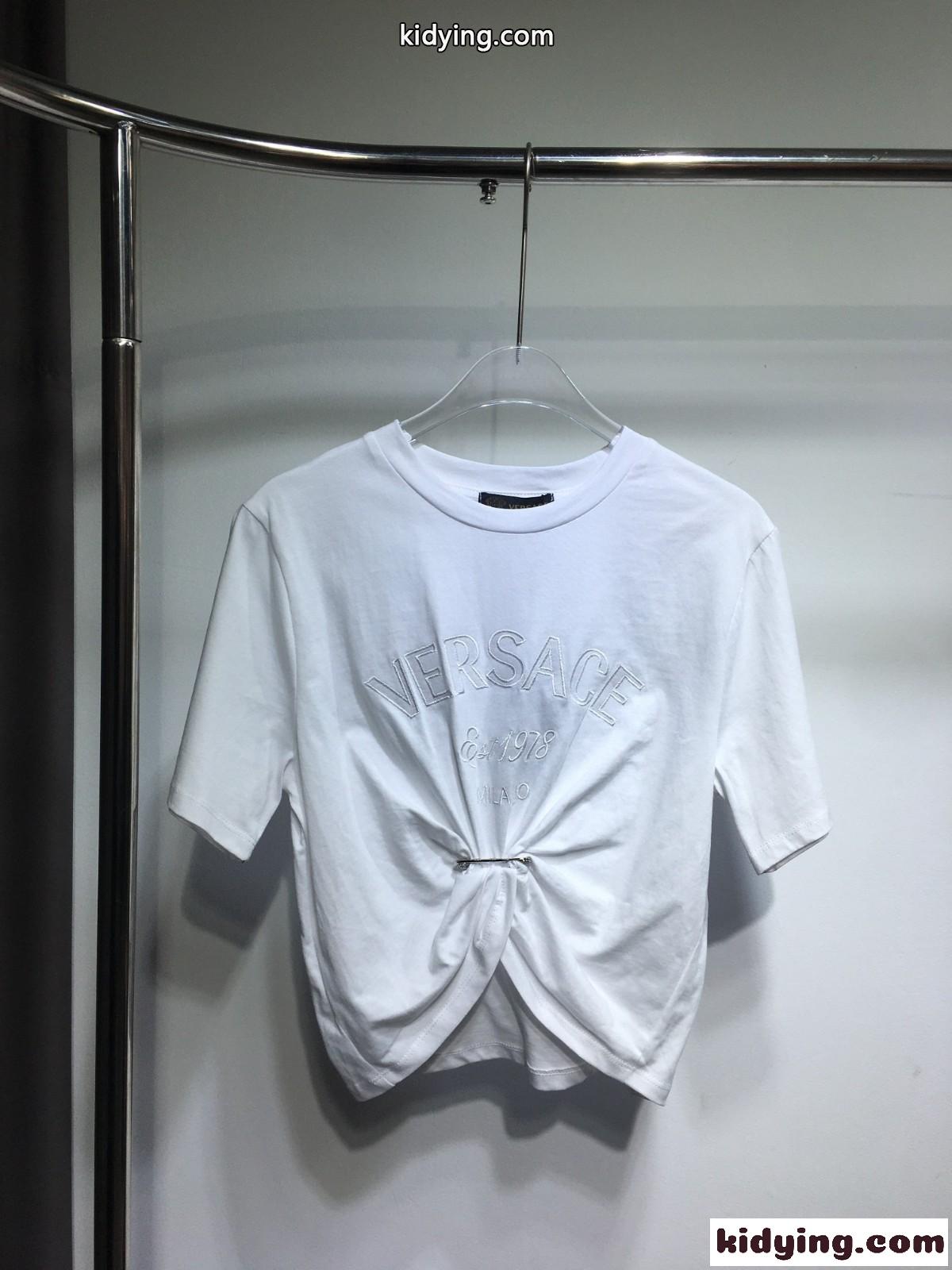 ヴェルサーチェ ミラノ スタンプ クロップ 半袖Tシャツ ヴェルサーチェ Tシャツ コピー ホワイト-0