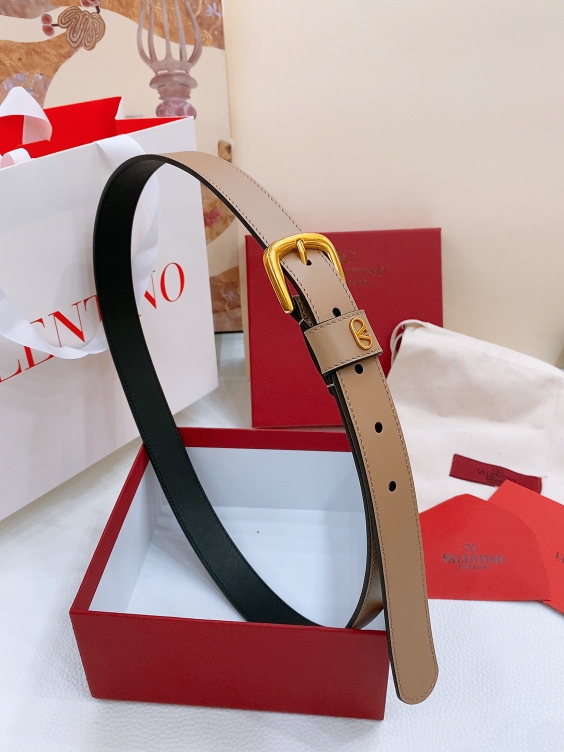 洗練された Vロゴ レザーベルト ヴァレンティノ ベルト スーパーコピー ライトブラウン ゴールド金具-0