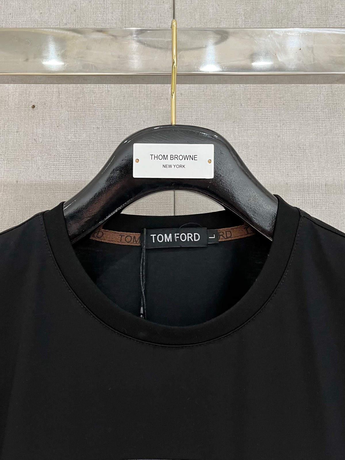 シンプル ロゴ入り クルーネック 半袖Tシャツ トムフォード Tシャツ 偽物 ブラック-1