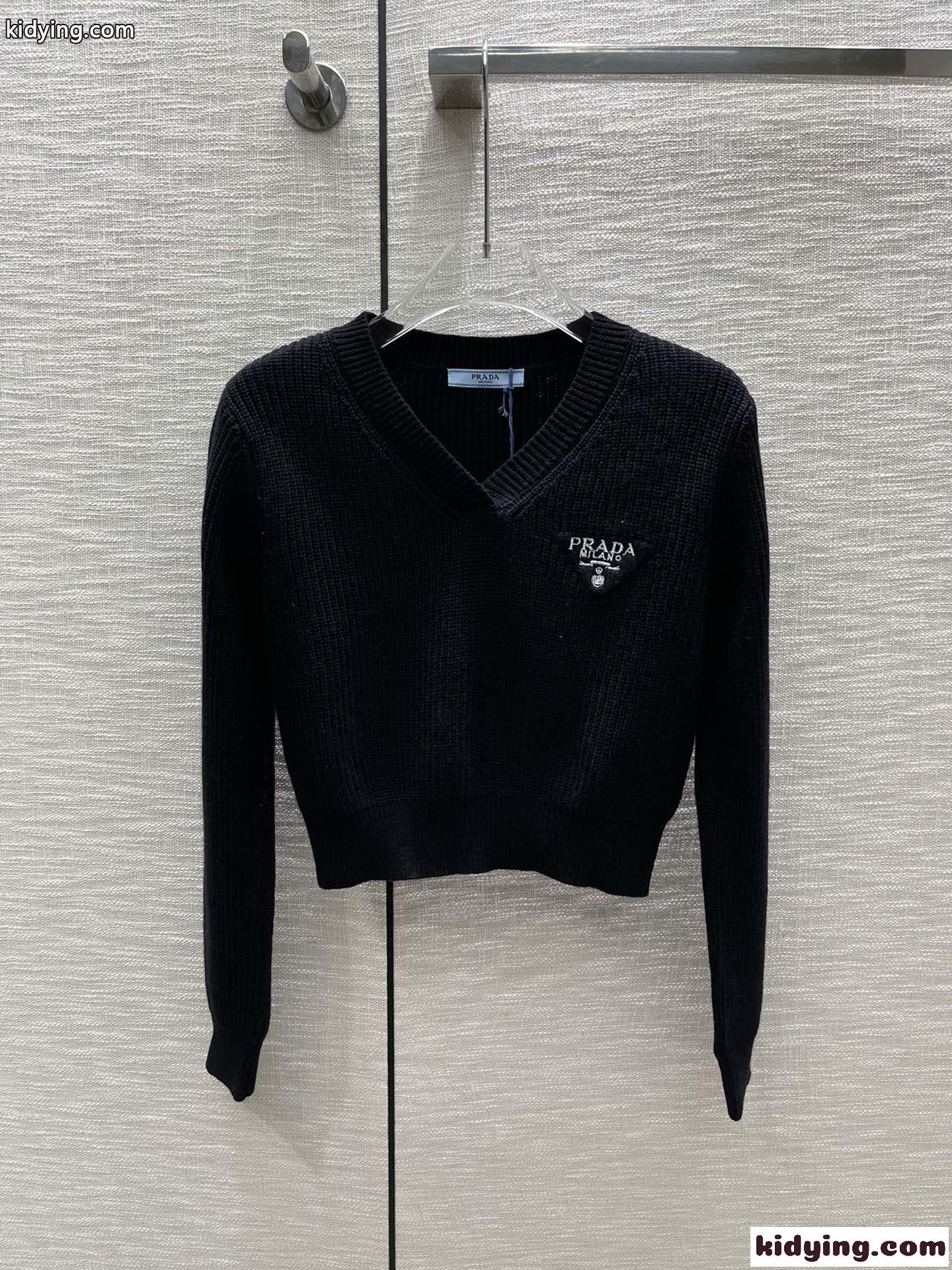新作 コットン クルーネック 長袖 クロップド丈 プラダ セーター コピー Vネック ロゴ 刺繍-4