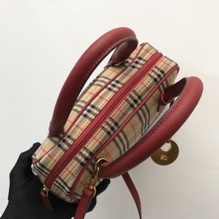 バーバリー バッグ 印象 コピー 新しい小さな円盤のペンダントに このバッグ型を組み合わせる-0