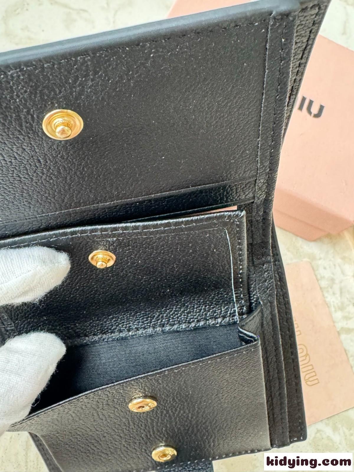 洗練された シンプル コンパクト ウォレット ミュウミュウ 財布 コピー 二つ折り財布 ブラック-2