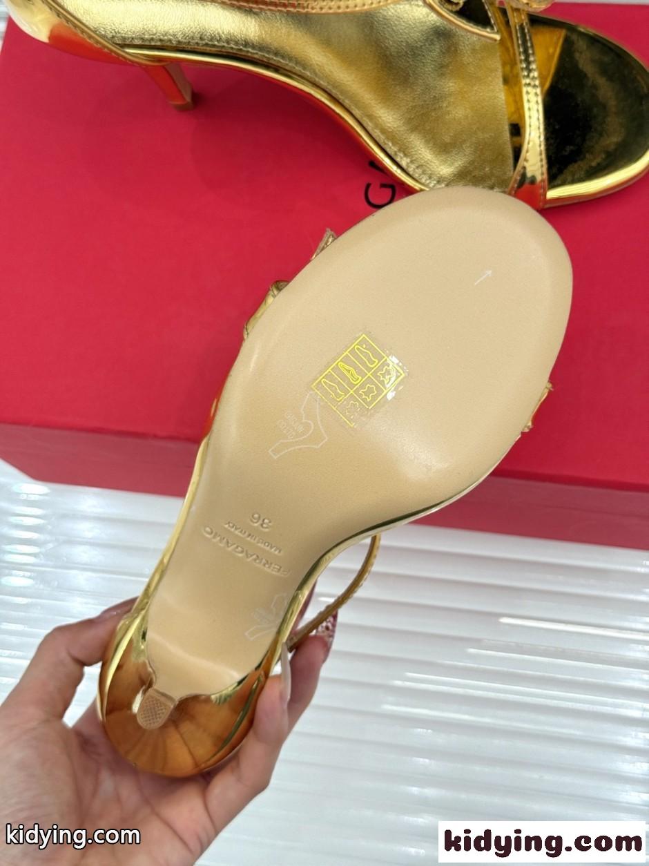 ビジュー付き パテントレザー サルヴァトーレ・フェラガモ サンダル コピー ゴールド-3